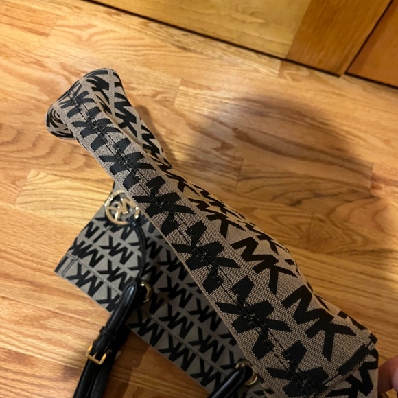 Michael Kors Large Tote Bag - Picture 4 of 5